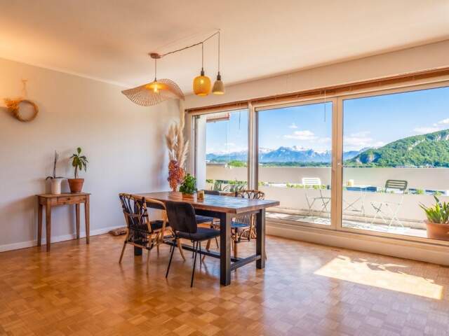 Attique traversant – Vue panoramique Mont-Blanc & Jura – 101 m² – Dernier étage — photo du bien