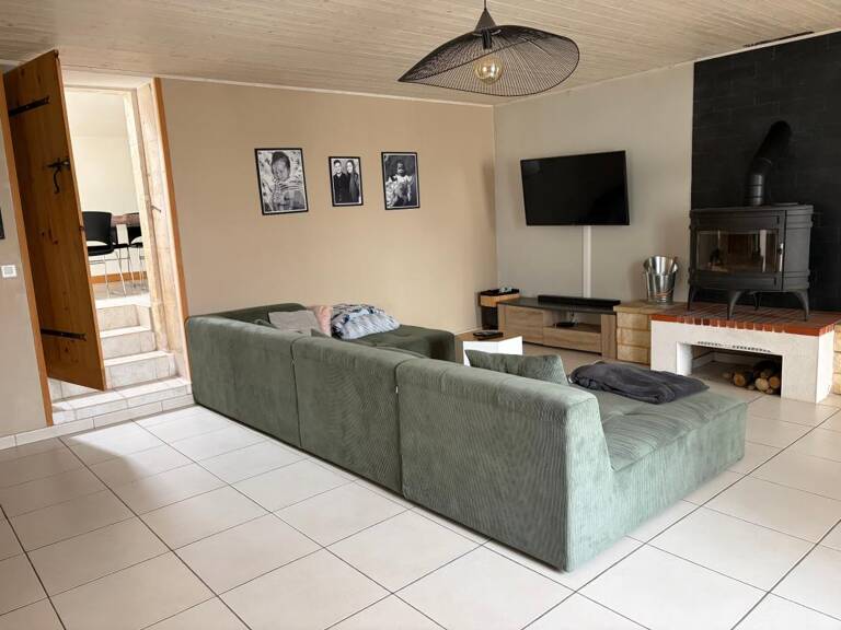 BESSAY (85320) AU CALME CHARMANTE MAISON EN PIERRES RENOVEE 3/4 CHAMBRES AVEC DEPENDANCES ET JARDIN — photo 1