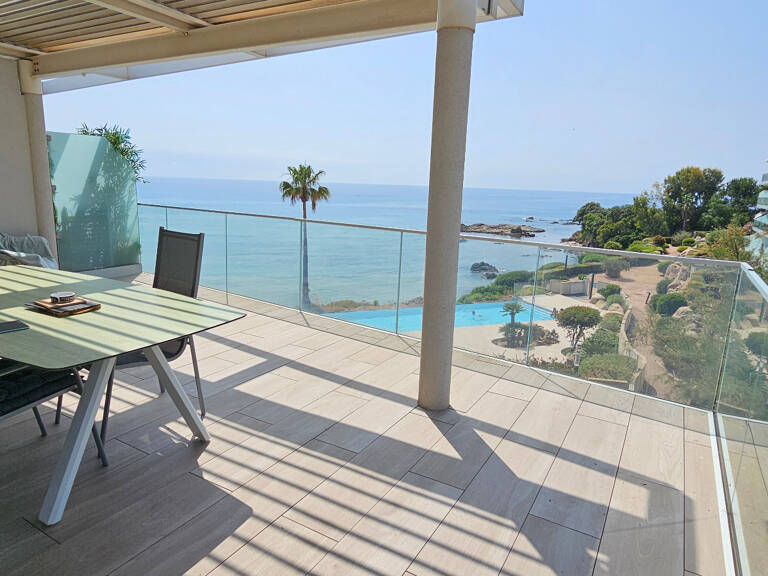 SOLENZARA (20) Appartement à vendre 3 pièces de 68m². avec terrasse de 31m². RÉSIDENCE PIEDS DANS L'EAU — photo 1