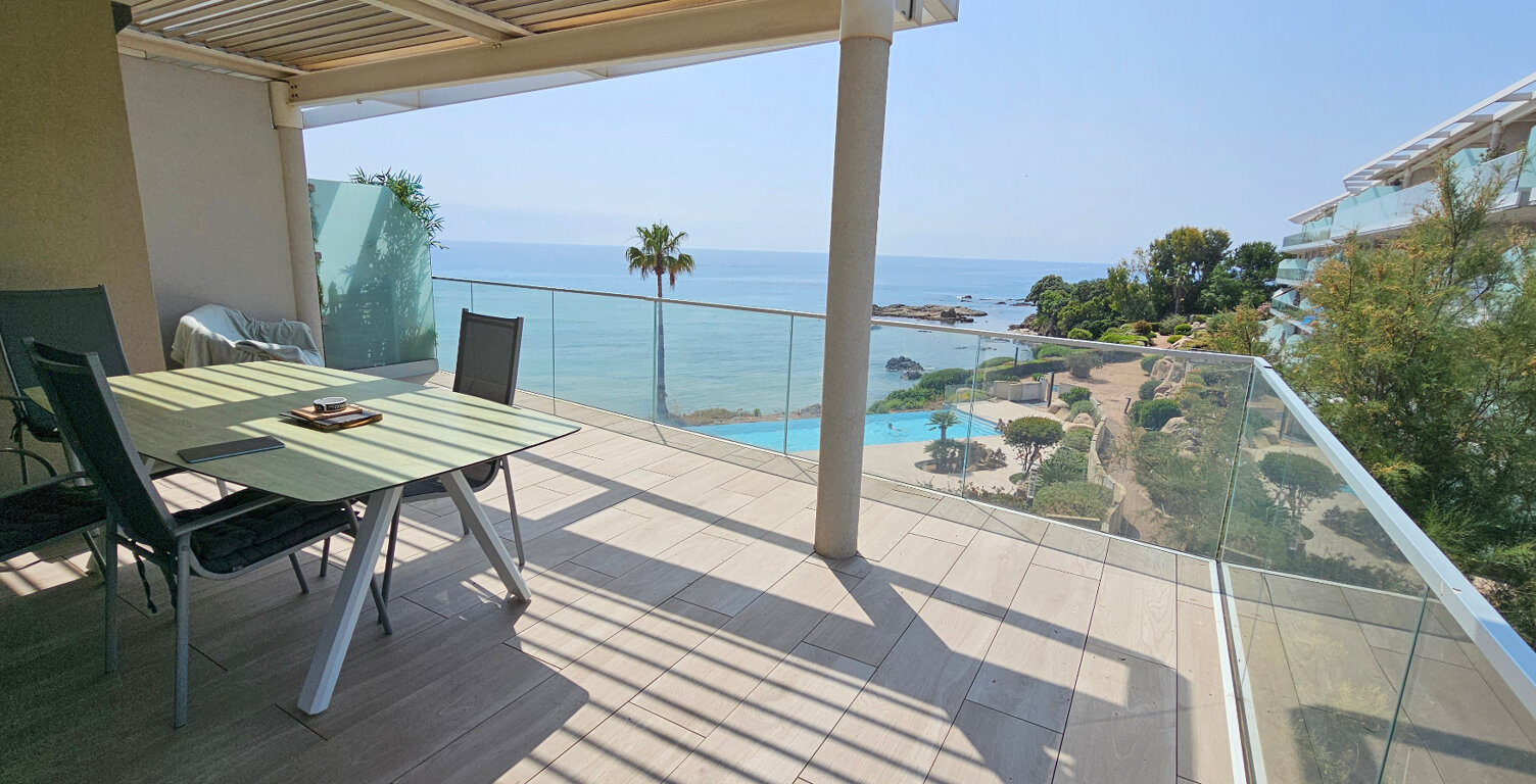 SOLENZARA (20) Appartement à vendre 3 pièces de 68m². avec terrasse de 31m². RÉSIDENCE PIEDS DANS L'EAU — photo 1
