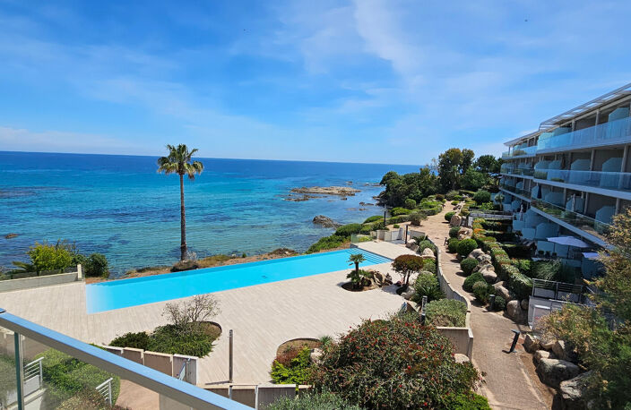 SOLENZARA (20) Appartement à vendre 3 pièces de 68m². avec terrasse de 31m². RÉSIDENCE PIEDS DANS L'EAU — photo 2