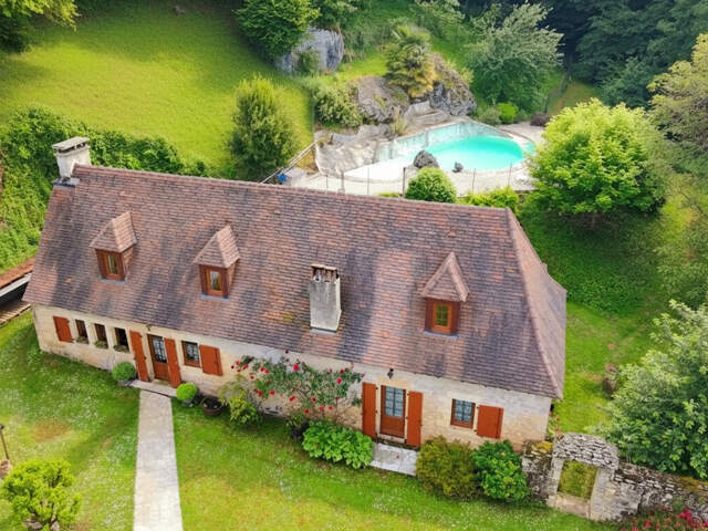 A vendre. Ensemble de 250m² à Tursac (24) avec maison d'habitation, gîte, piscine lagon sur près de 1,5 hectares de terrain en partie boisé. possibilité de création d'une auberge. Source. Géothermie — photo du bien