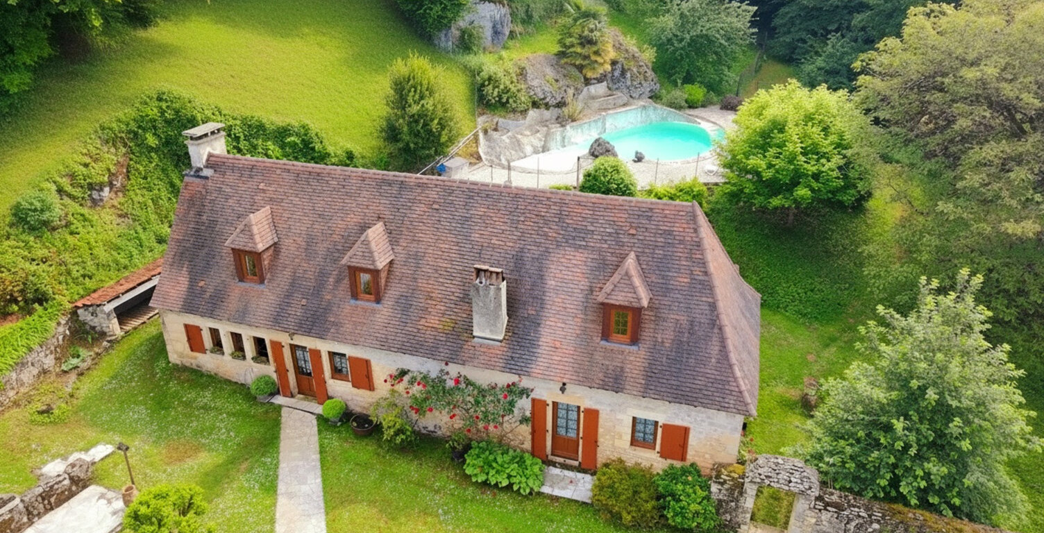 A vendre. Ensemble de 250m² à Tursac (24) avec maison d'habitation, gîte, piscine lagon sur près de 1,5 hectares de terrain en partie boisé. possibilité de création d'une auberge. Source. Géothermie — photo 1