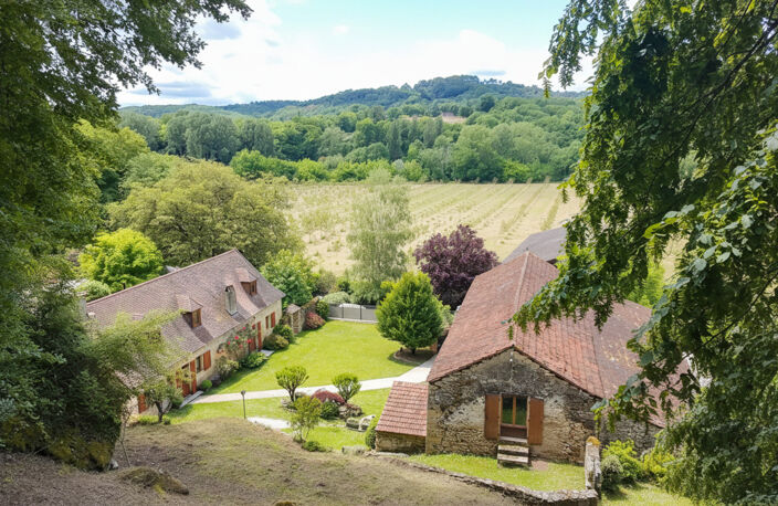 A vendre. Ensemble de 250m² à Tursac (24) avec maison d'habitation, gîte, piscine lagon sur près de 1,5 hectares de terrain en partie boisé. possibilité de création d'une auberge. Source. Géothermie — photo 4