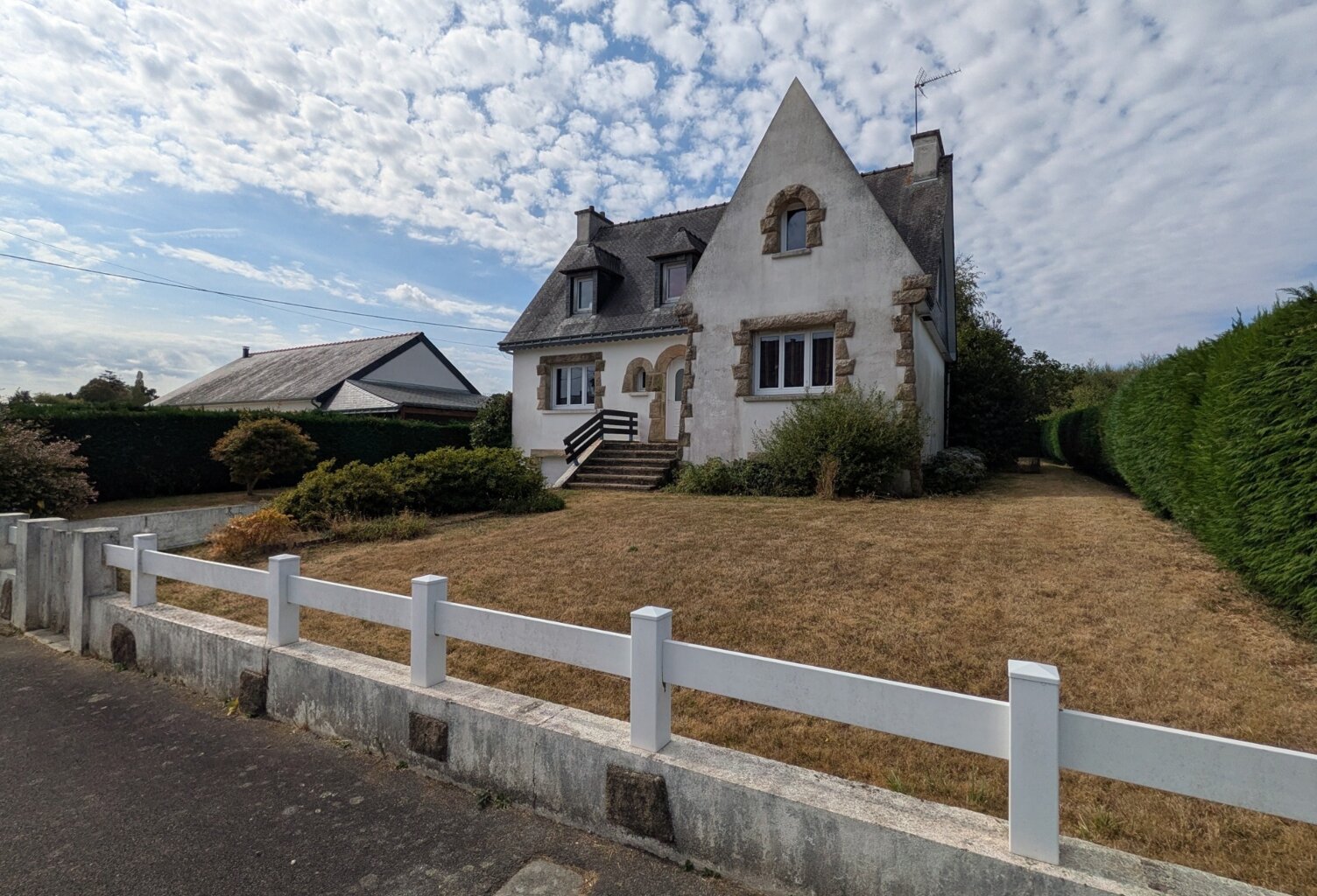 PLOËRDUT NÉO BRETONNE DE 123 M² ENVIRON 5 PIÈCES AVEC VIE DE PLAIN PIED PARCELLE CLÔTURÉE DE 803m² — photo 1