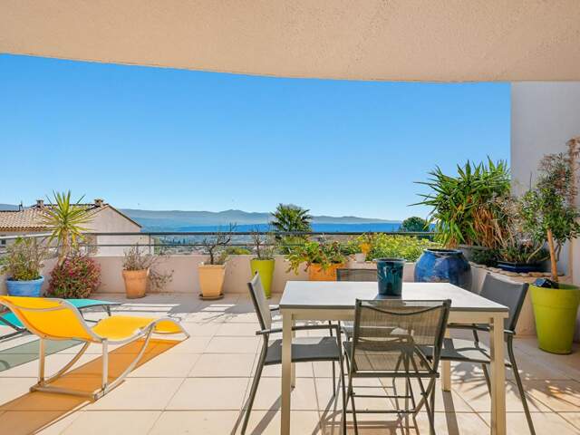 Appartement La Ciotat 4 pièce(s) 75.73 m2 vue mer avec garage et place de parking — photo du bien