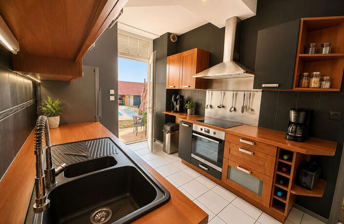 Maison de ville de 146 m² avec piscine, dépendance et stationnement à proximité — photo 3
