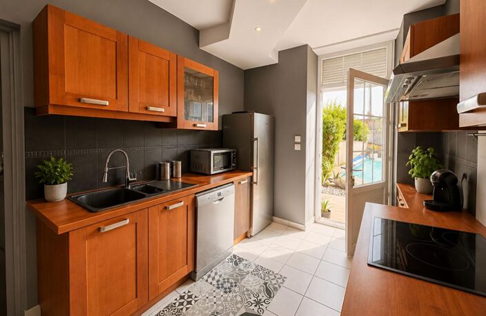 Maison de ville de 146 m² avec piscine, dépendance et stationnement à proximité — photo 4