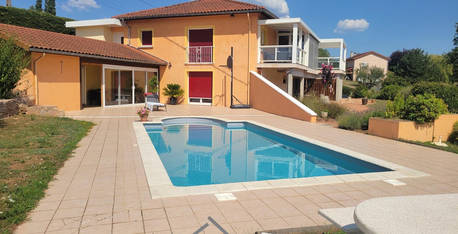Vente maison 9 pièces 245 m² Coutouvre (42460) — photo 1