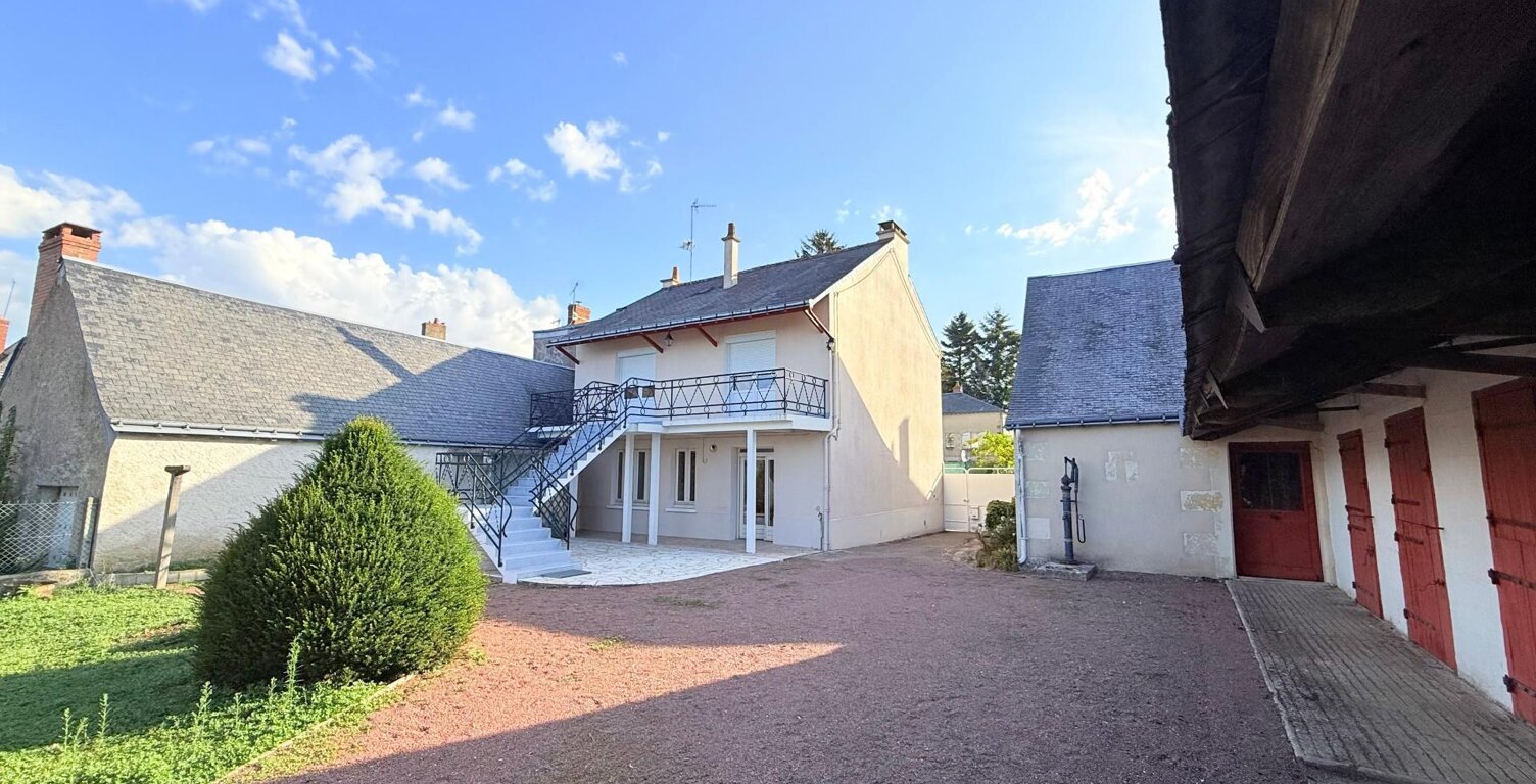 Maison atypique de bourg offrant de beaux volumes avec dépendances — photo 1