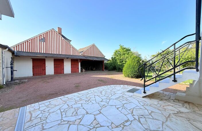 Maison atypique de bourg offrant de beaux volumes avec dépendances — photo 2