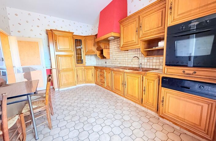 Maison atypique de bourg offrant de beaux volumes avec dépendances — photo 4