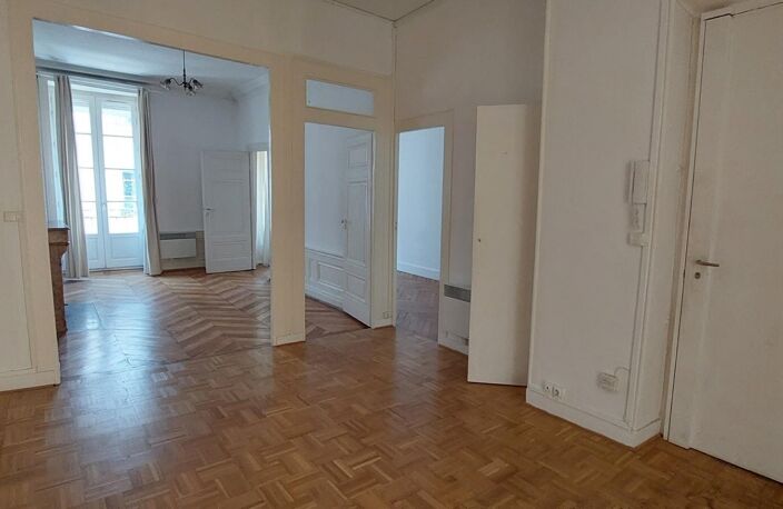Location appartement 3 pièces 77 m² à Lyon 2 (69002) — photo 2