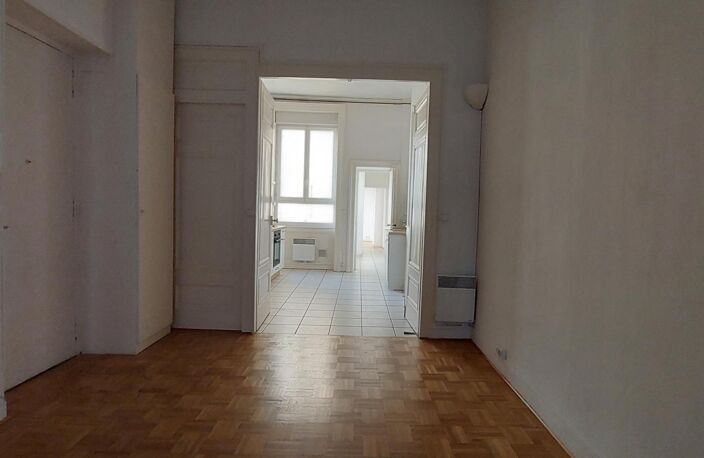 Location appartement 3 pièces 77 m² à Lyon 2 (69002) — photo 3