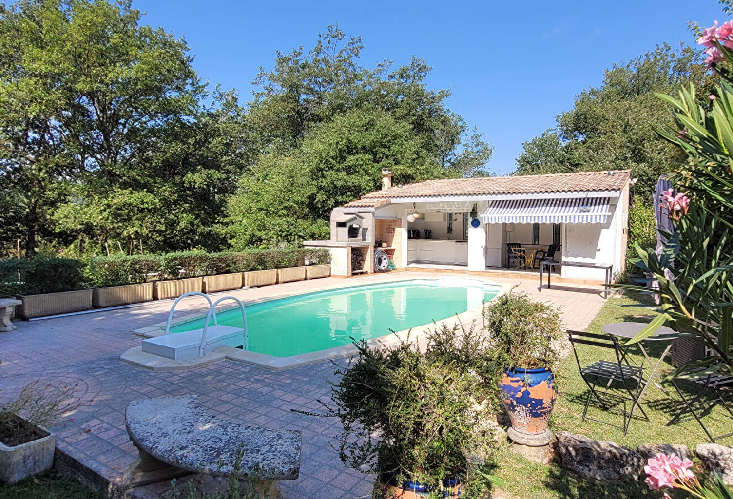 Maison avec piscine sur un terrain arboré de 1589m², secteur  Montélimar — photo 1