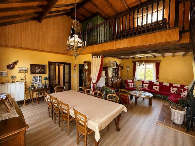 Maison familiale 210 m²  5 chambres  Terrain de plus de 4 200 m²  Garages et atelier — photo 1