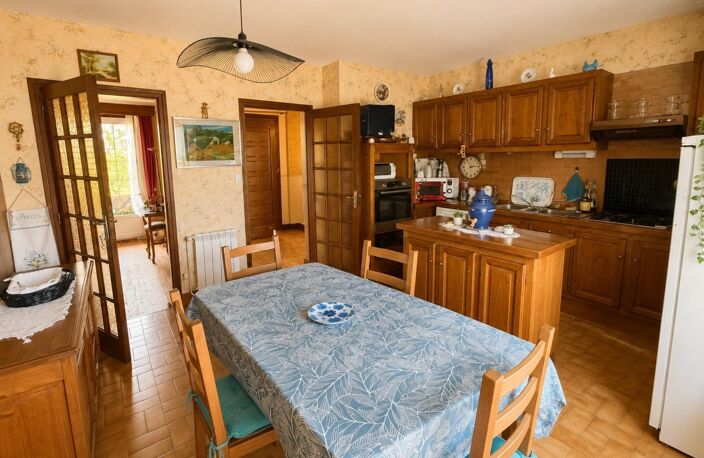 Maison familiale 210 m²  5 chambres  Terrain de plus de 4 200 m²  Garages et atelier — photo 4