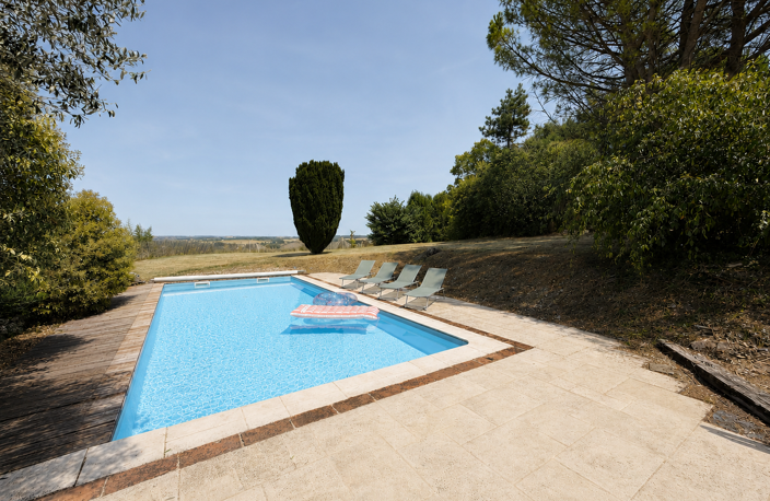 Maison en pierre rénovée avce piscine et vue imprenable — photo 3