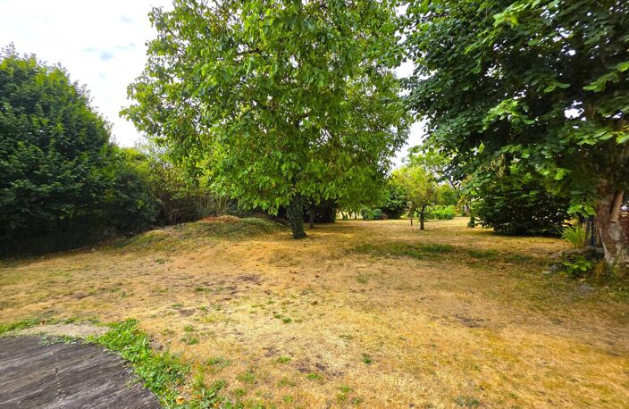 Maison de bourg, sa vie de plain-pied, ses 6 chambres et son terrain en coeur de village ! — photo 2