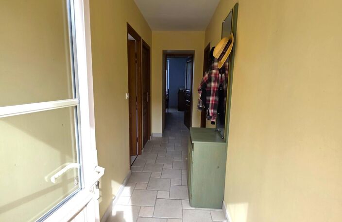 Maison de bourg, sa vie de plain-pied, ses 6 chambres et son terrain en coeur de village ! — photo 4