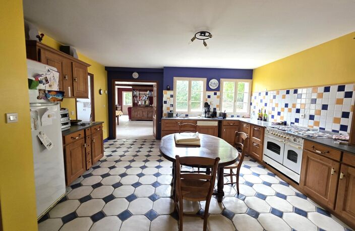 Maison de bourg, sa vie de plain-pied, ses 6 chambres et son terrain en coeur de village ! — photo 5