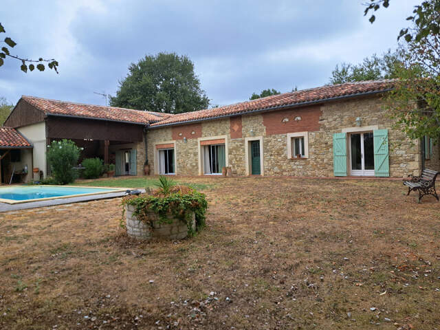 PROPRIETE AVEC MAISON-PISCINE-TERRAIN-LOCAL-BOIS — photo du bien