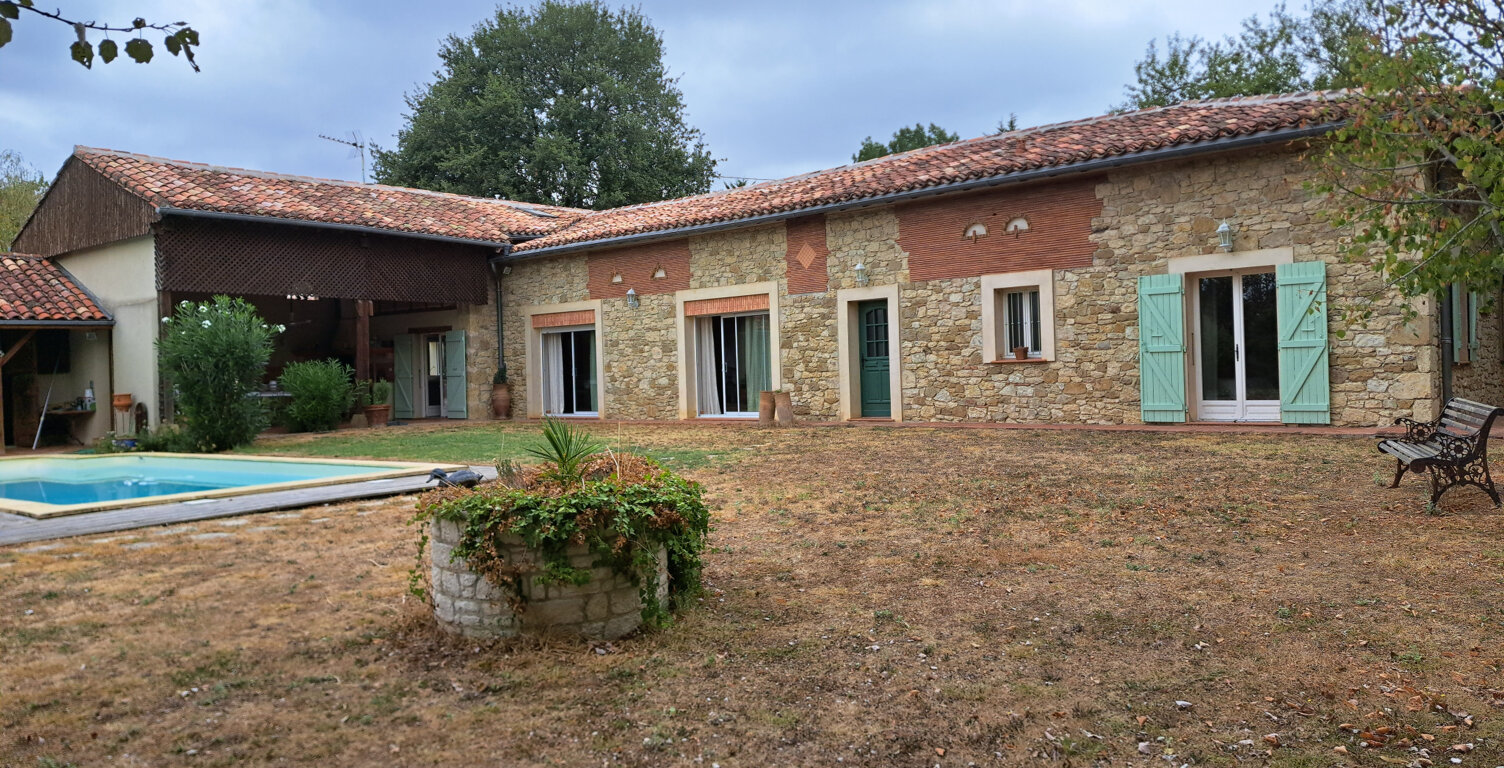 PROPRIETE AVEC MAISON-PISCINE-TERRAIN-LOCAL-BOIS — photo 1