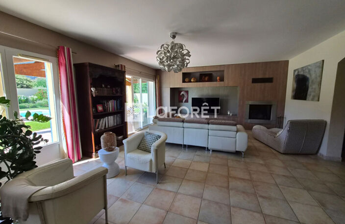 Maison Maubec 6 pièce(s) 209m2 — photo 2