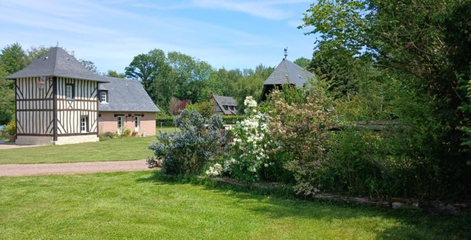 Maison de charme de 100 M2, 5 pièces 3 chambres avec une piscine et annexe sur un terrain de 4700 M2 à BONNEVILLE LA LOUVET (14) — photo 1