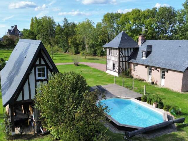 Maison de charme de 100 M2, 5 pièces 3 chambres avec une piscine et annexe sur un terrain de 4700 M2 à BONNEVILLE LA LOUVET (14) — photo du bien