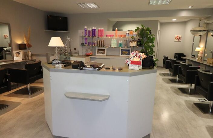 SALON DE COIFFURE A VENDRE A ROCHEFORT (17) — photo 4