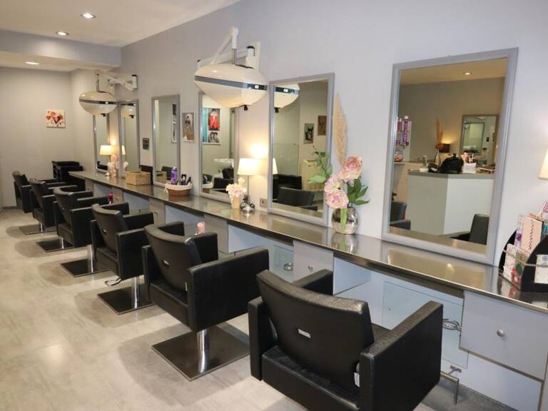SALON DE COIFFURE A VENDRE A ROCHEFORT (17) — photo 1