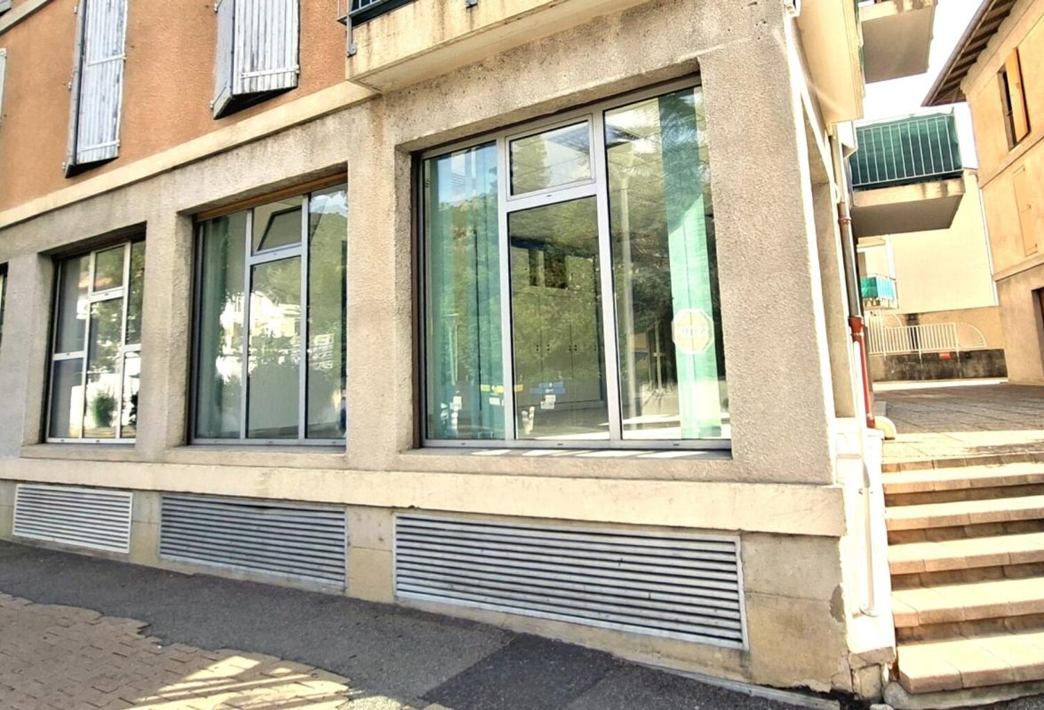Emplacement N°1 — Local professionnel / Bureau de 67 m² avec double vitrine  Boulevard Victor Hugo à louer DIGNE LES BAINS (04) — photo 1