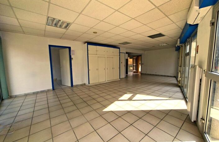 Emplacement N°1 — Local professionnel / Bureau de 67 m² avec double vitrine  Boulevard Victor Hugo à louer DIGNE LES BAINS (04) — photo 3