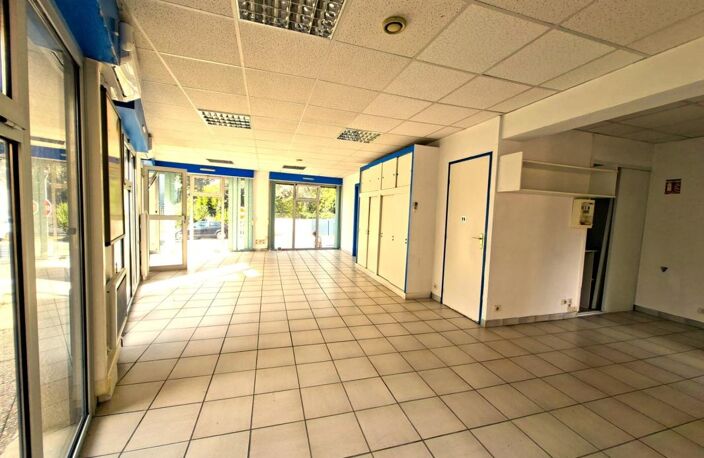 Emplacement N°1 — Local professionnel / Bureau de 67 m² avec double vitrine  Boulevard Victor Hugo à louer DIGNE LES BAINS (04) — photo 4
