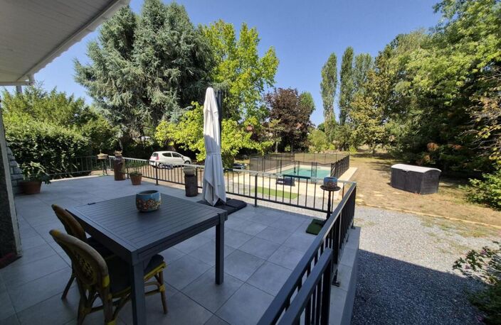 À vendre, Trie-sur-Baïse, Hautes-Pyrénées : Belle villa rénovée comprenant 4 chambres, atelier, garage, des terrasses et une piscine, nichée au cœur d'un joli jardin de 2 941 m². Emplacement idéal, à quelques pas des commerces — photo 2
