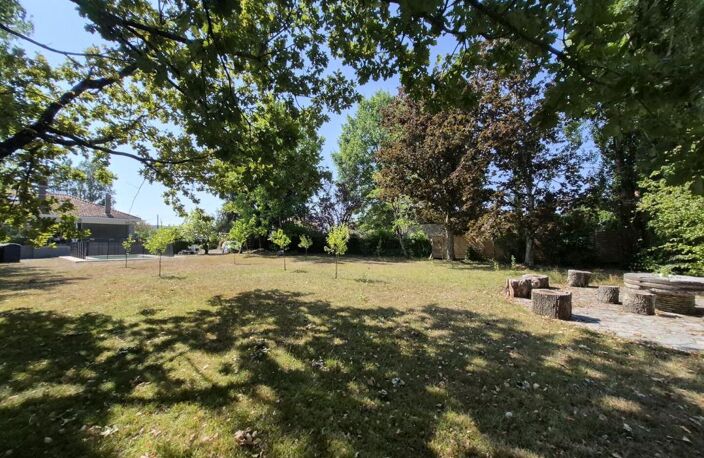 À vendre, Trie-sur-Baïse, Hautes-Pyrénées : Belle villa rénovée comprenant 4 chambres, atelier, garage, des terrasses et une piscine, nichée au cœur d'un joli jardin de 2 941 m². Emplacement idéal, à quelques pas des commerces — photo 3