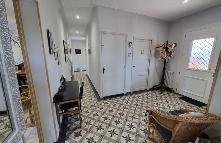 À vendre, Trie-sur-Baïse, Hautes-Pyrénées : Belle villa rénovée comprenant 4 chambres, atelier, garage, des terrasses et une piscine, nichée au cœur d'un joli jardin de 2 941 m². Emplacement idéal, à quelques pas des commerces — photo 4