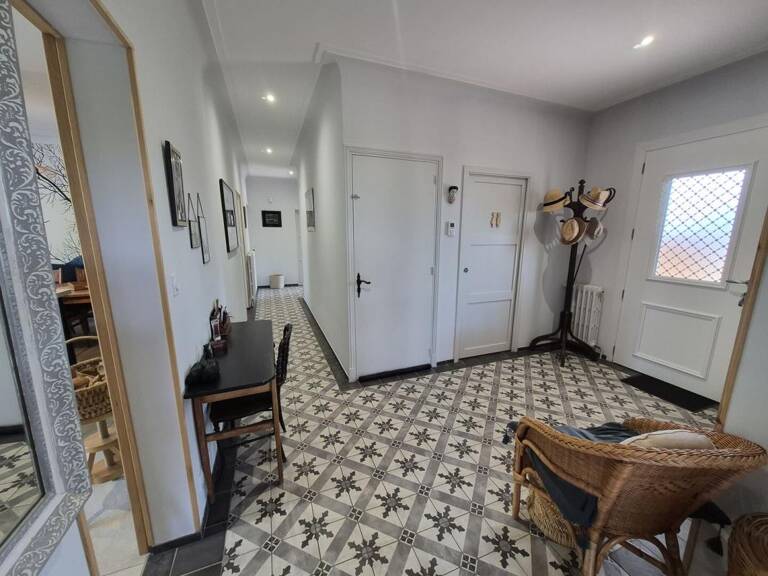 À vendre, Trie-sur-Baïse, Hautes-Pyrénées : Belle villa rénovée comprenant 4 chambres, atelier, garage, des terrasses et une piscine, nichée au cœur d'un joli jardin de 2 941 m². Emplacement idéal, à quelques pas des commerces — photo 1