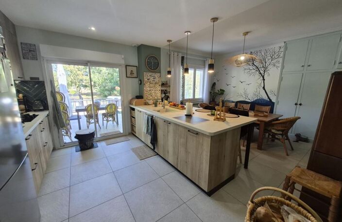 À vendre, Trie-sur-Baïse, Hautes-Pyrénées : Belle villa rénovée comprenant 4 chambres, atelier, garage, des terrasses et une piscine, nichée au cœur d'un joli jardin de 2 941 m². Emplacement idéal, à quelques pas des commerces — photo 5