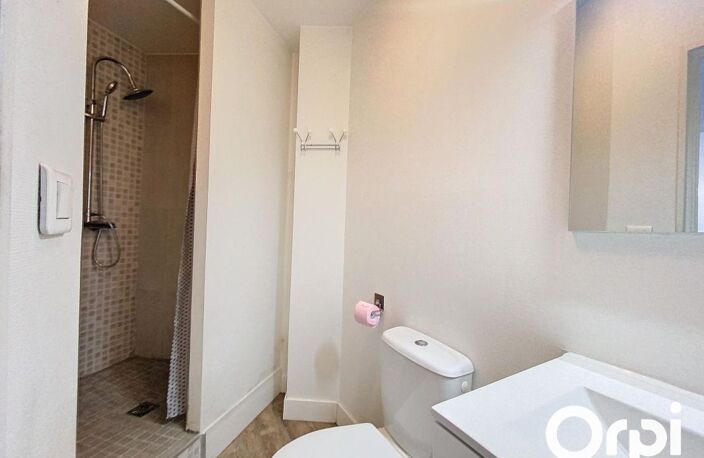 Ce lot de copropriété est astucieusement configuré en deux appartements indépendants, un studio et un T1bis. Faibles charges de copropriété — photo 3