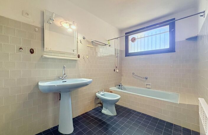 Maison d’architecte lumineuse avec 3 chambres, bureau, sous-sol et terrain de 964 m² — photo 5