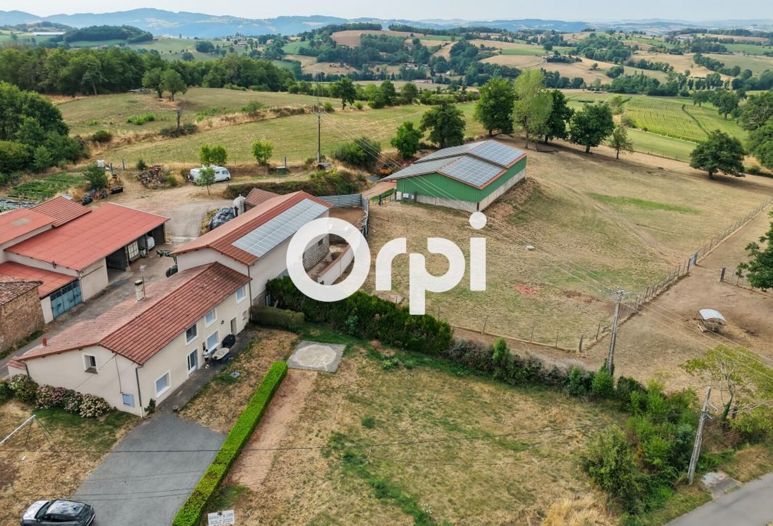 Corps de ferme avec 1 000 m² de dépendances et 3 ha attenants à Haute Rivoire — photo 1