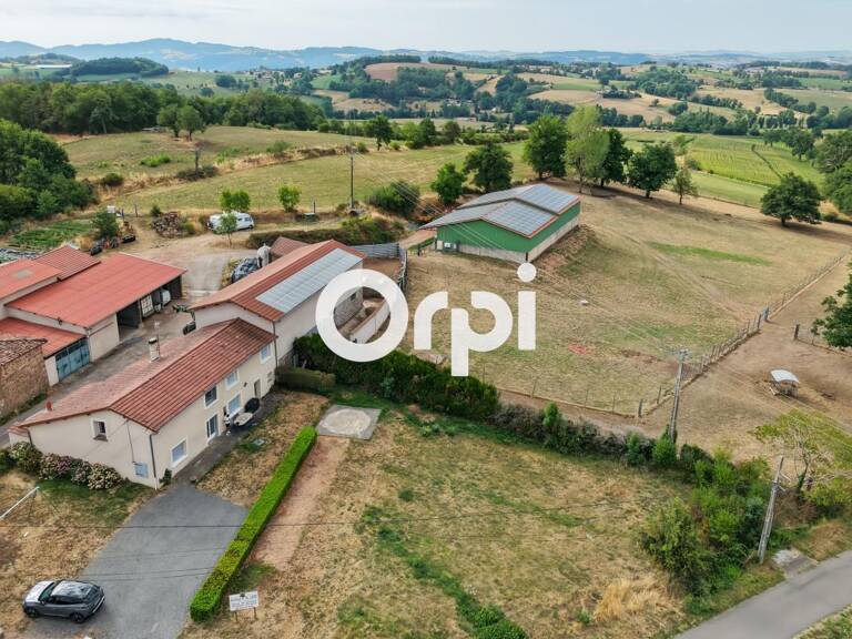 Corps de ferme avec 1 000 m² de dépendances et 3 ha attenants à Haute Rivoire — photo 1