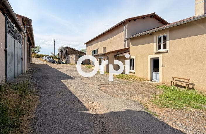 Corps de ferme avec 1 000 m² de dépendances et 3 ha attenants à Haute Rivoire — photo 2