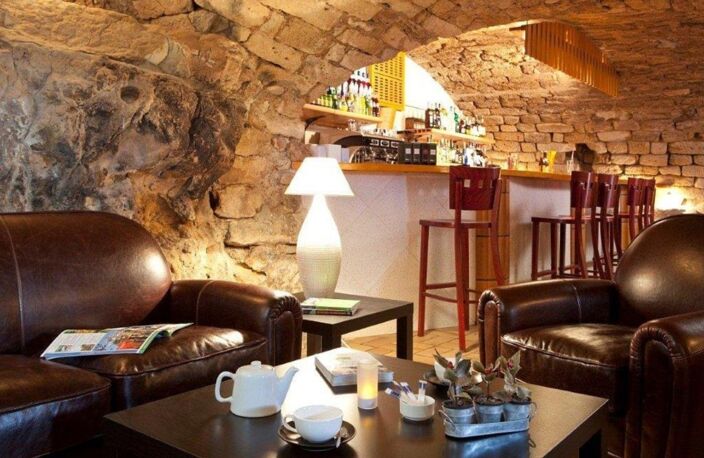 Dpt Ardèche (07), à vendre proche de VALLON PONT D'ARC Murs d'un Hôtel Restaurant — photo 2
