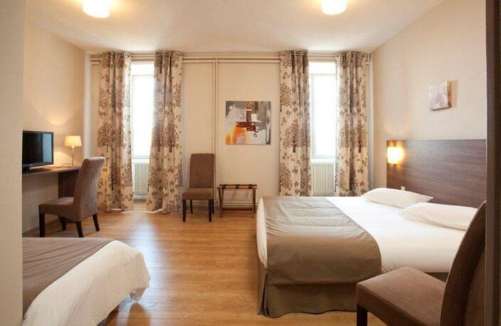 Dpt Ardèche (07), à vendre proche de VALLON PONT D'ARC Murs d'un Hôtel Restaurant — photo 4