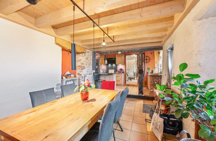 À VENDRE – Charmante ferme rénovée avec gîte indépendant et grange – Prévessin-Moëns — photo 4