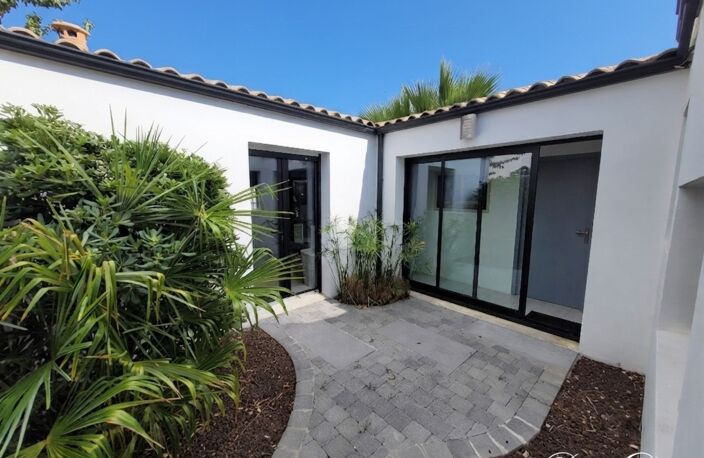 Maison à vendre 6 pièces VILLEDOUX (17) - Elégance et Confort aux portes de La Rochelle - 6 pièces - Piscine — photo 2