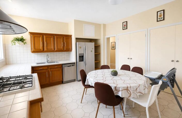 Appartement de 8 pièces de 206 m² à Saint-Étienne — photo 4